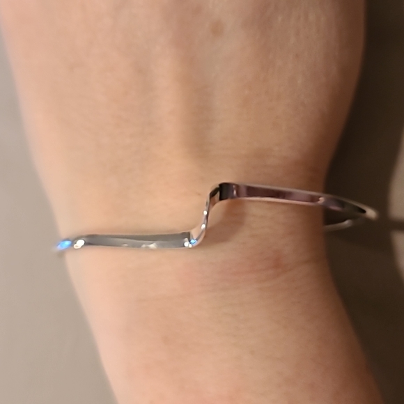 Girl Smiles Jewelry - Wave design sterling silver cuff bracelet brand new